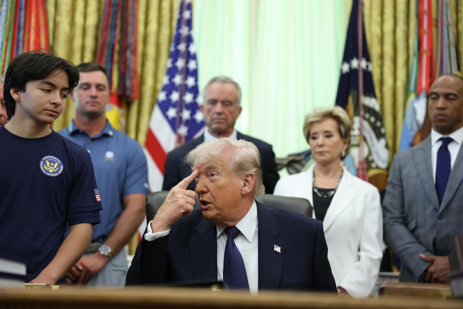 Washington (United States), 05/05/2026.- US President Donald Trump gestures as he speaks during a proclamation signing with professional golfer Bryson DeChambeau (2-L), US Secretary of Health and Human Services Robert F. Kennedy Jr. (C), and US Education Secretary Linda McMahon (2-R) inside the Oval Office at the White House in Washington, DC, USA, 05 May 2026. The memorandum is set to restore the Presidential Fitness Test Award, a competitive school-based fitness program last seen under the Obama administration. EFE/EPA/TOM BRENNER / POOL