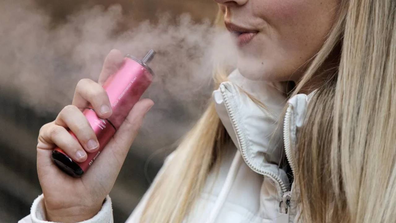 El Gobierno prohíbe fumar a los menores y hacerlo en terrazas: todos los cambios de la nueva ley antitabaco El Gobierno prohíbe fumar a los menores y hacerlo en terrazas: todos los cambios de la nueva ley antitabaco