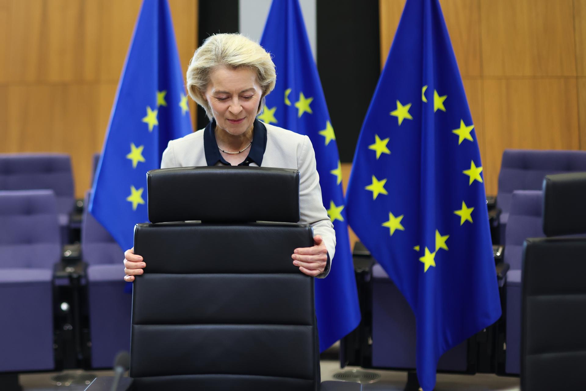 Brussels (Belgium), 27/05/2026.- European Commission President Ursula von der Leyen prepares for the weekly meeting of the European College of Commissioners in Brussels, Belgium, 27 May 2026. (Bélgica, Bruselas) EFE/EPA/OLIVIER HOSLET
