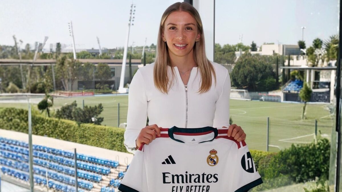 Elisa Senss posando junto con la camiseta del Real Madrid