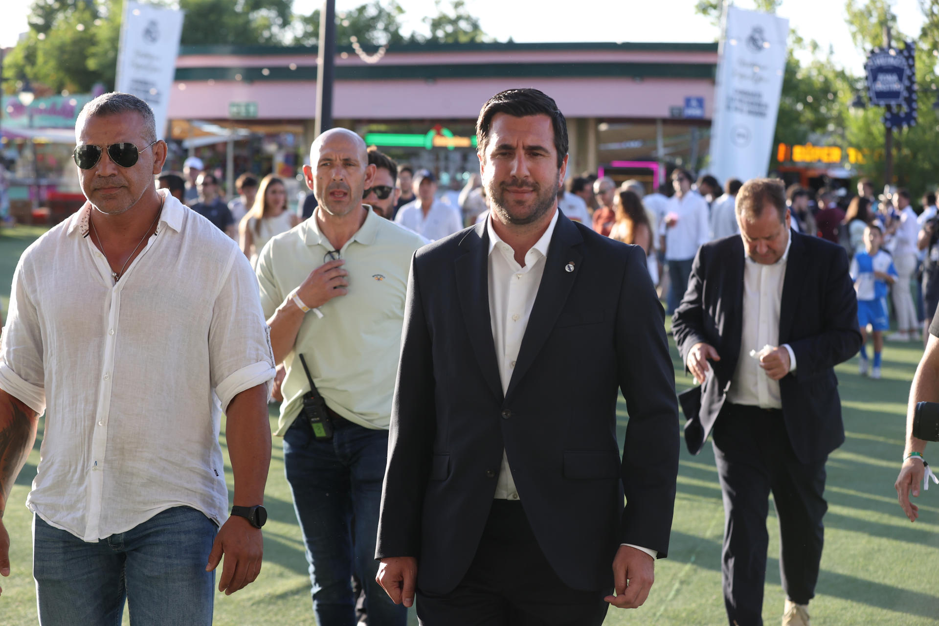 Enrique Riquelme acude a votar este domingo. EFE/ Víctor Lerena