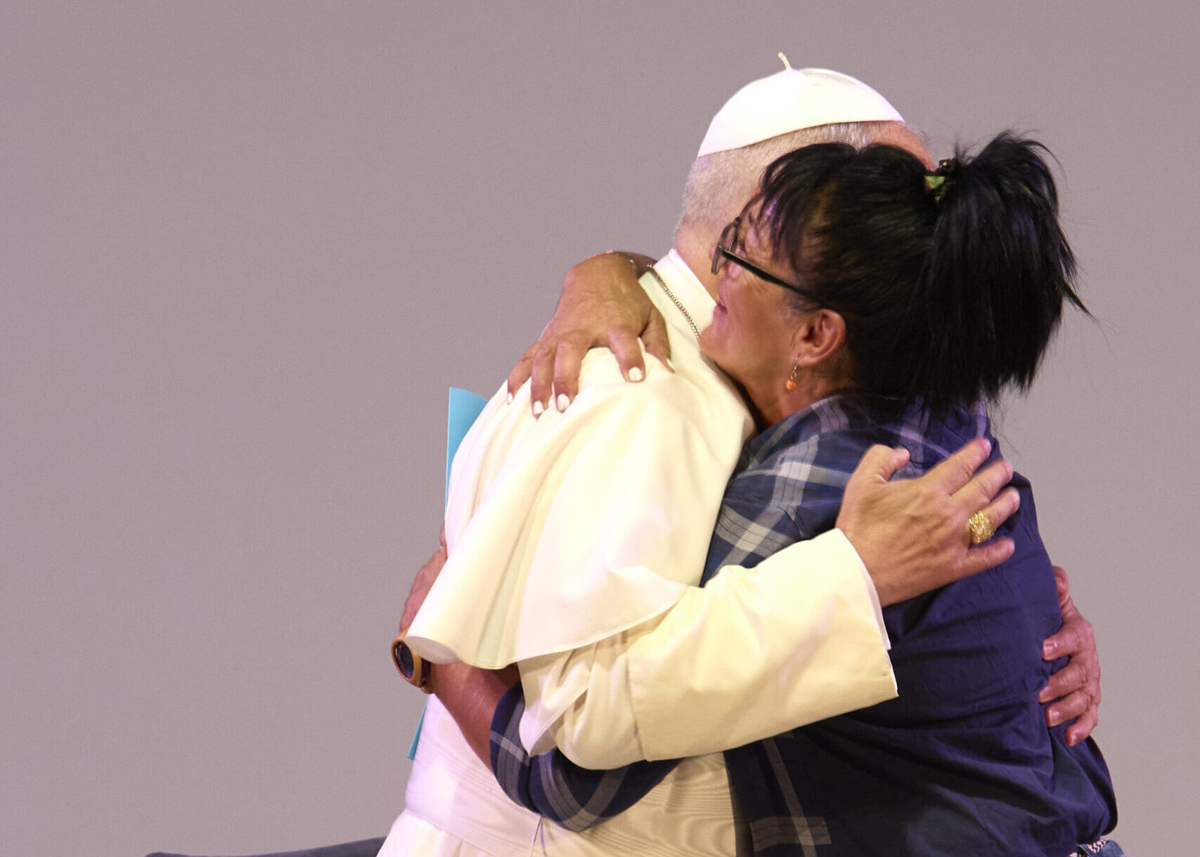 El Papa abraza a Josefina, una de las internas de la cárcel de Brians, en Barcelona