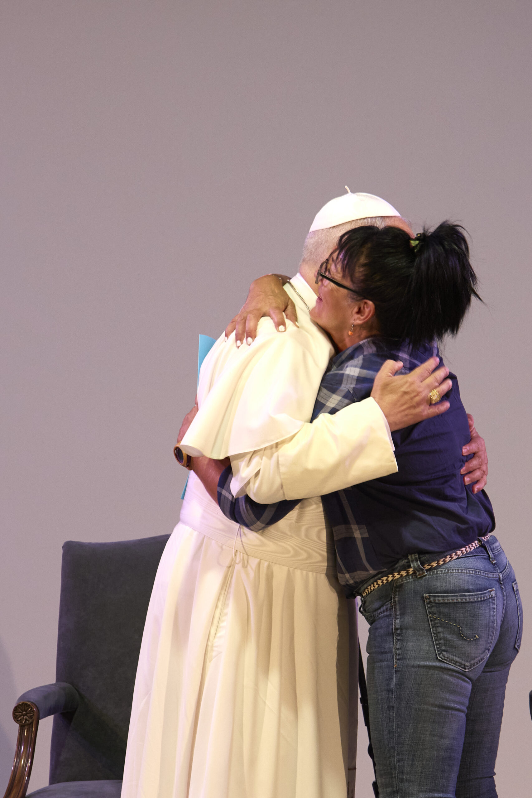 El Papa abraza a Josefina, una de las internas de la cárcel de Brians, en Barcelona