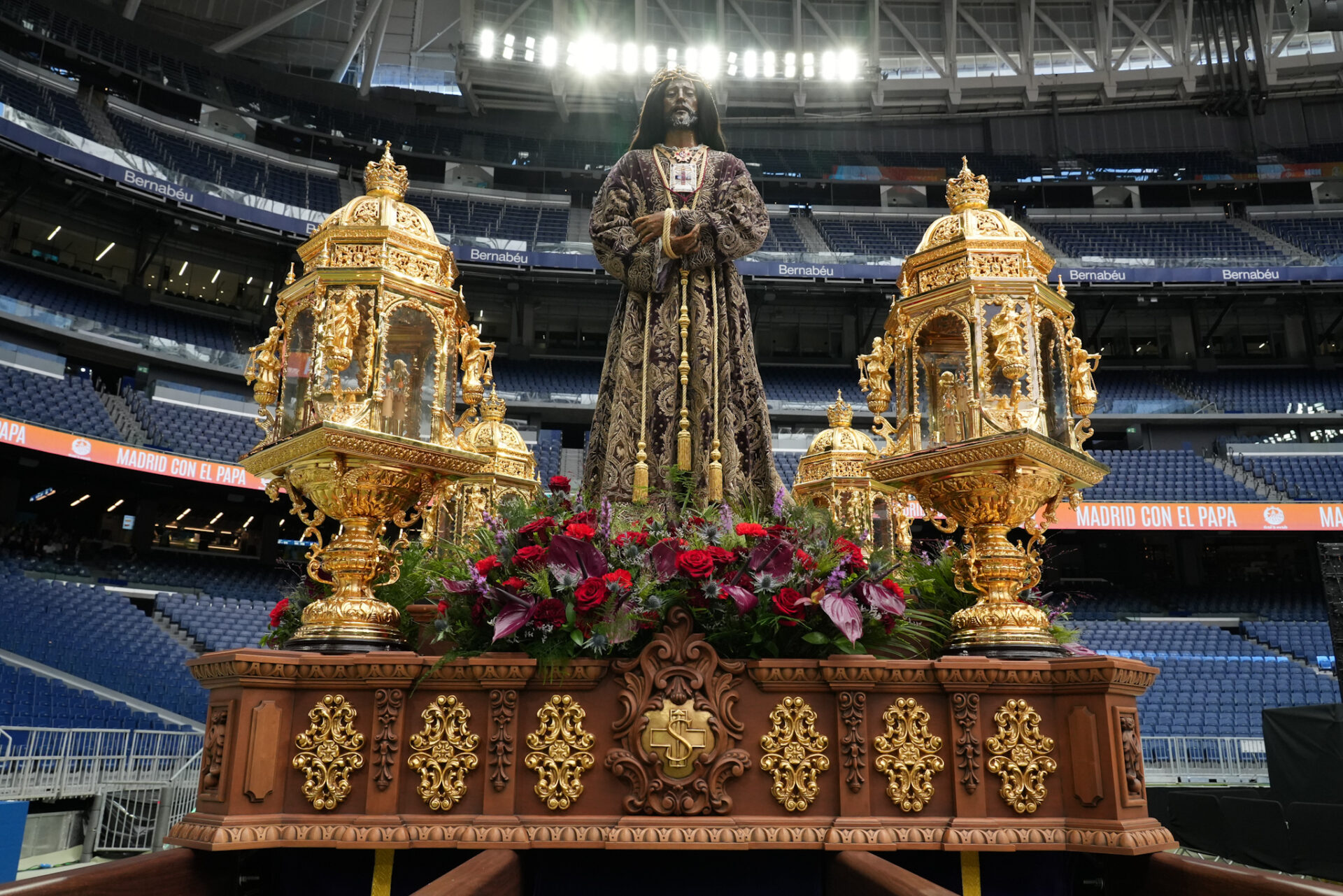 El Cristo de Medinaceli ha procesionado por el Santiago Bernabéu antes de la llegada del Papa León XIV