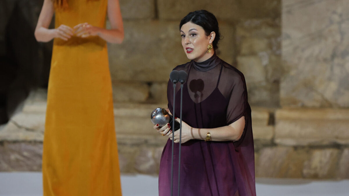 MÉRIDA, 01/06/2026.- La dramaturga y directora de escena Lucía Carballal tras recibir el premio a ´Mejor dirección de escena´ por su montaje ´Los Nuestros´ durante la gala de entrega de los XIX Premios Max a las artes escénicas, unos galardones que impulsa la Sociedad General de Autores y Editores (SGAE) y que se entregan este lunes en el teatro romano de Mérida. EFE/ Jero Morales