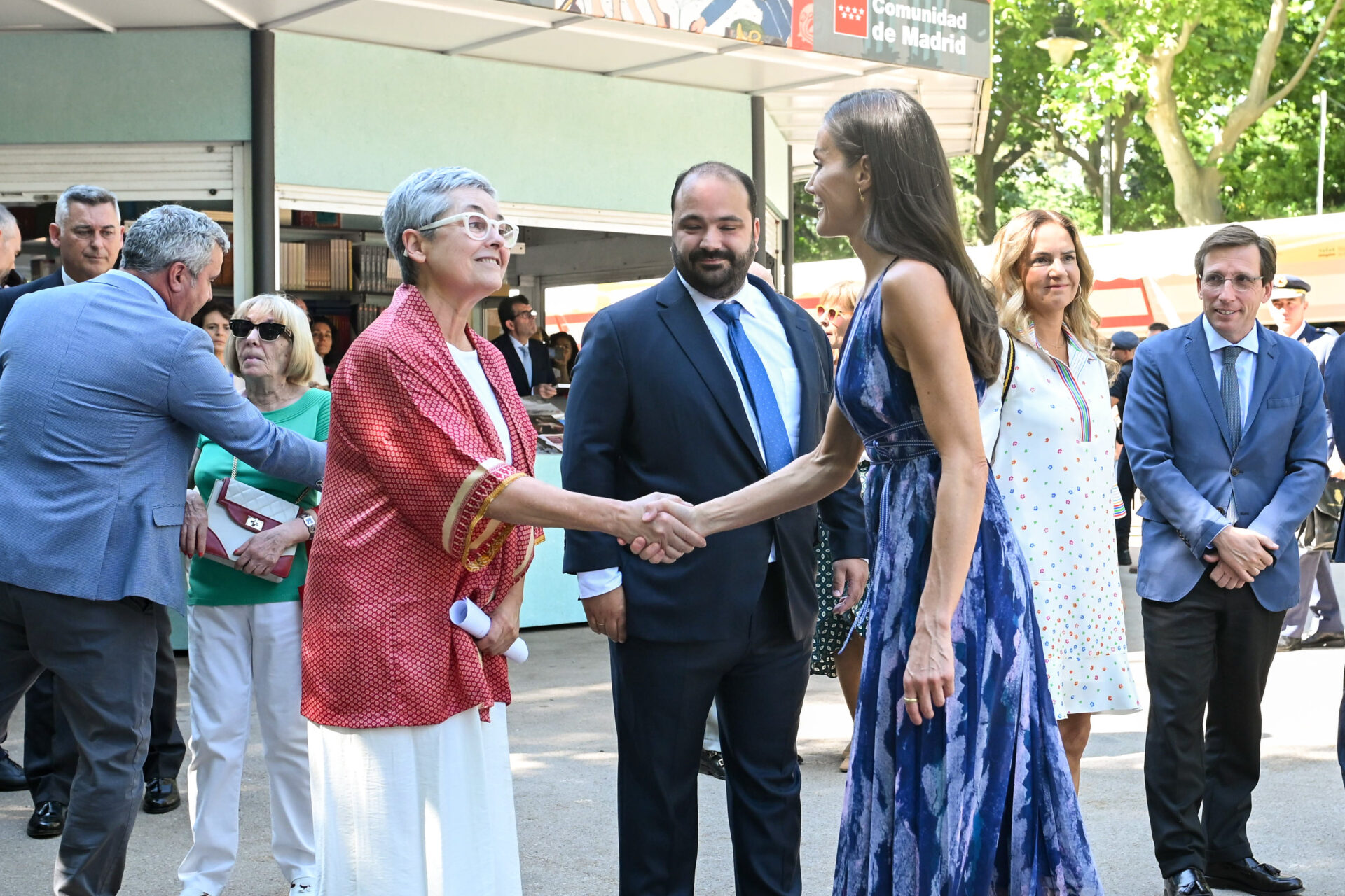 La Reina Letizia junto a la directora de la Feria del Libro de Madrid, Eva Orúe, y el presidente de la Feria del Libro de Madrid, Luis Tigeras, en la inauguración de la 85.ª edición de la Feria del Libro de Madrid.