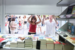 Ambiente durante la Feria del Libro de Madrid.