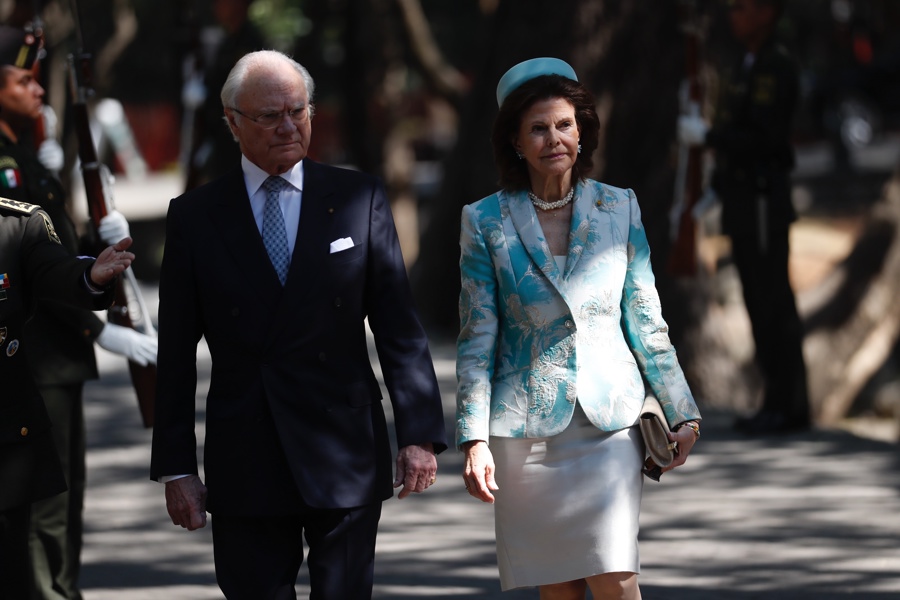 MEX1696. CIUDAD DE MÉXICO (MÉXICO), 12/03/2024 .- Los reyes de Suecia Carlos XVI Gustavo (i) y la reina Silvia (d) llegan al obelisco de los Niños Héroes, donde ofrecieron una ofrenda floral, este lunes en la Ciudad de México (México). El presidente mexicano, Andrés Manuel López Obrador, recibirá este martes en el Palacio Nacional a los reyes de Suecia, el jefe de Estado Carlos XVI Gustavo y la reina Silvia, quienes empiezan una visita de tres días en el país marcada por la cultura y los negocios. EFE/Sáshenka Gutiérrez