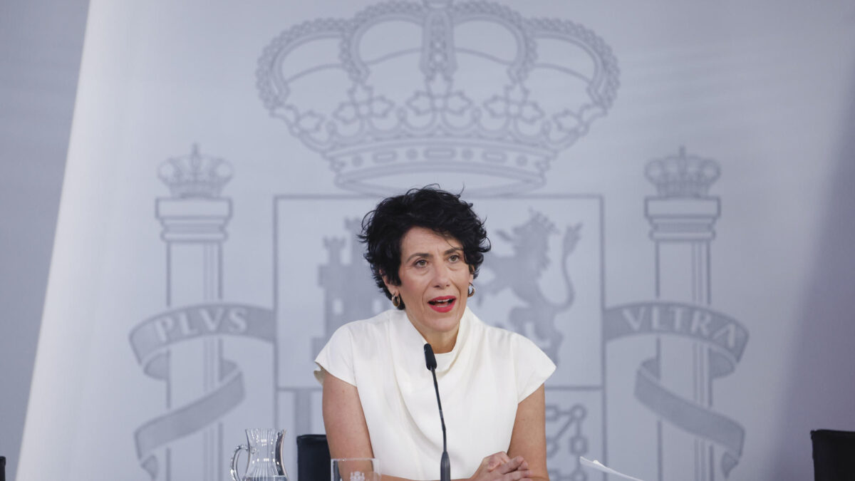 MADRID, 29/06/2026.- La ministra de Inclusión, Seguridad Social y Migraciones y portavoz, Elma Saiz, durante la rueda de presa posterior a la reunión excepcional del Consejo de Ministros, este lunes en Moncloa, para aprobar un decreto ley que prorroga durante tres meses las medidas del llamado escudo social con el que el Gobierno quiere mitigar los efectos de la guerra de Irán en empresas y ciudadanos por la subida de precios y costes. EFE/ Javier Lizon