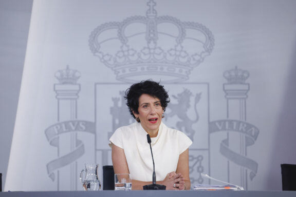 MADRID, 29/06/2026.- La ministra de Inclusión, Seguridad Social y Migraciones y portavoz, Elma Saiz, durante la rueda de presa posterior a la reunión excepcional del Consejo de Ministros, este lunes en Moncloa, para aprobar un decreto ley que prorroga durante tres meses las medidas del llamado escudo social con el que el Gobierno quiere mitigar los efectos de la guerra de Irán en empresas y ciudadanos por la subida de precios y costes. EFE/ Javier Lizon