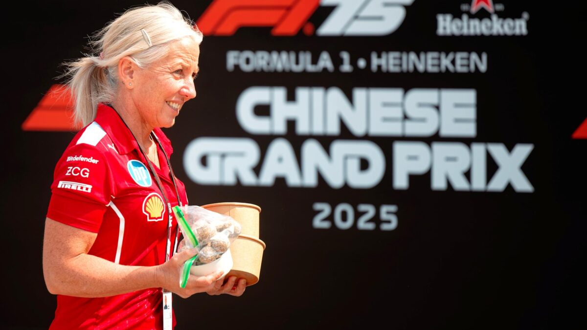 SHANGHAI (China), 20/03/2025.- Scuderia Ferrari driver Lewis Hamilton's trainer Angela Cullen walks in the paddock before the Formula 1 Chinese Grand Prix, at the Shanghai International Circuit in Shanghai, China, 20 March 2025. (Fórmula Uno) EFE/EPA/ALEX PLAVEVSKI