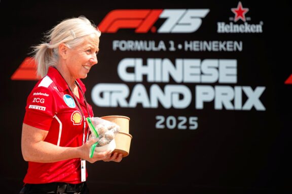 SHANGHAI (China), 20/03/2025.- Scuderia Ferrari driver Lewis Hamilton's trainer Angela Cullen walks in the paddock before the Formula 1 Chinese Grand Prix, at the Shanghai International Circuit in Shanghai, China, 20 March 2025. (Fórmula Uno) EFE/EPA/ALEX PLAVEVSKI