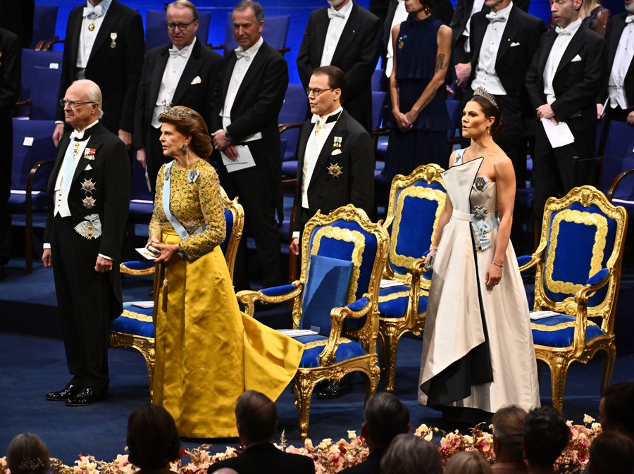 Stockholm (Sweden), 10/12/2025.- Sweden's King Carl Gustaf, Queen Silvia, Crown Princess Victoria and Prince Daniel attend the Nobel Prize ceremony at the Stockholm Concert Hall in Stockholm, Sweden, 10 December 2025. The Nobel Prize ceremony recognizes laureates in Physics, Chemistry, Physiology or Medicine, Literature, and Economic Sciences. (Suecia, Estocolmo) EFE/EPA/ANDERS WIKLUND SWEDEN OUT