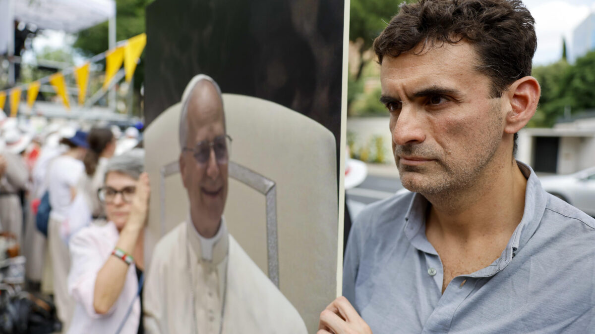 MADRID, 07/06/2026.- El primer denunciante del caso de abusos de Montserrat y portavoz del movimiento 'Reparación Integral Ya', Miguel Hurtado, durante una protesta en el exterior de la Nunciatura Apostólica, donde el papa León XIV va a mantener un encuentro privado con los miembros de la orden de San Agustín, este domingo en Madrid. EFE/ Mariscal