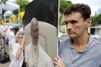 MADRID, 07/06/2026.- El primer denunciante del caso de abusos de Montserrat y portavoz del movimiento 'Reparación Integral Ya', Miguel Hurtado, durante una protesta en el exterior de la Nunciatura Apostólica, donde el papa León XIV va a mantener un encuentro privado con los miembros de la orden de San Agustín, este domingo en Madrid. EFE/ Mariscal