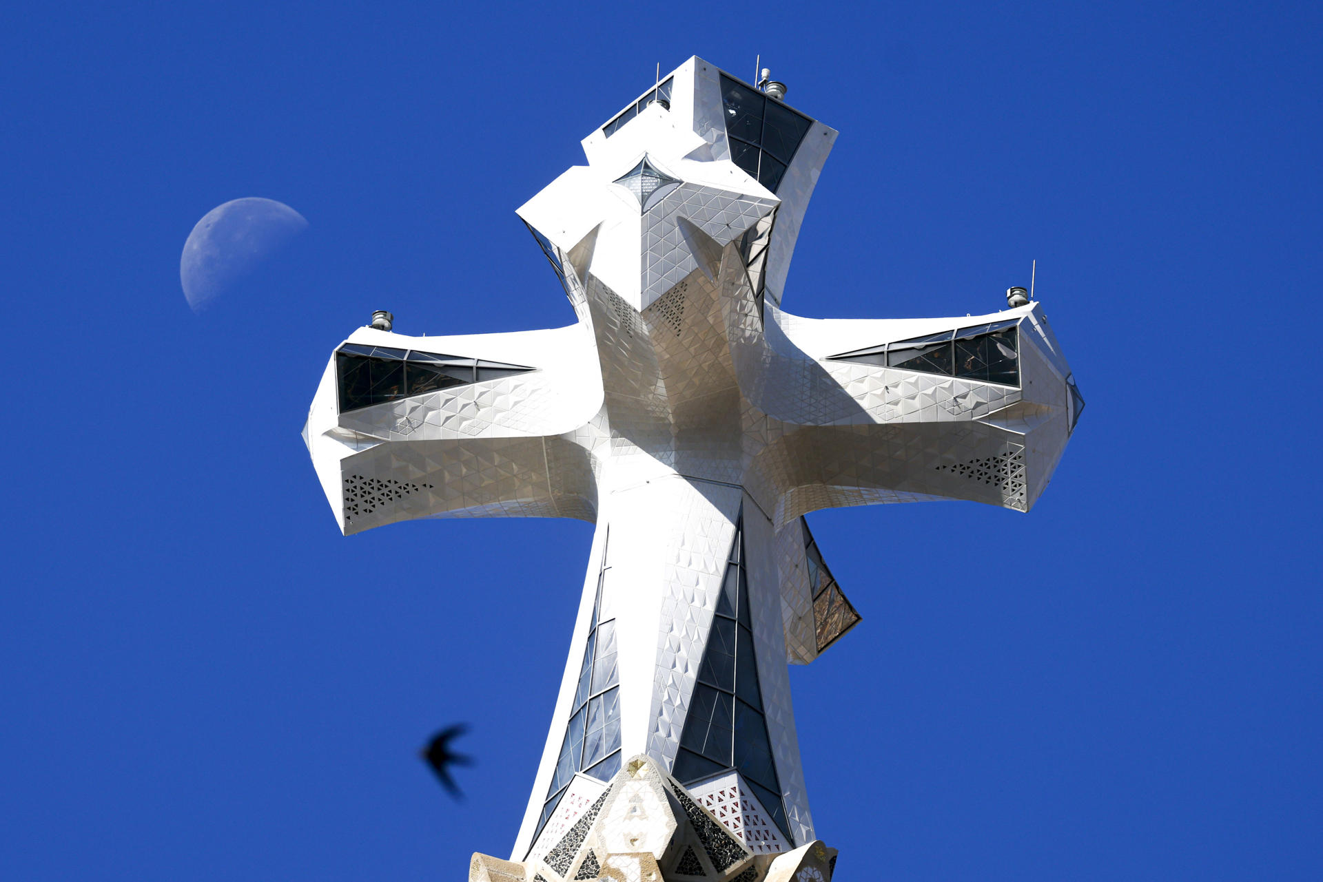 FOTODELDÍA GRAFCAT3772. BARCELONA, 08/06/2026.- Vista de la cruz de la torre de Jesús de la Basílica de la Sagrada Familia de Barcelona este lunes un día antes de la llegada del papa León XIV a Barcelona. EFE/Quique García