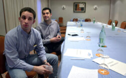 VIT.05 Vitoria-Gasteiz 02/dic/00.- El presidente nacional de Nuevas Generaciones del PP, Juan Manuel Moreno (d), y de esta organización en el País Vasco, Santiago Abascal (i), han presidido hoy en Vitoria la reunión que ha celebrado la comisión permanente de las juventudes del PP para preparar el homenaje a la Constitución que celebran mañana en la capital vasca. EFE/David Aguilar (da)