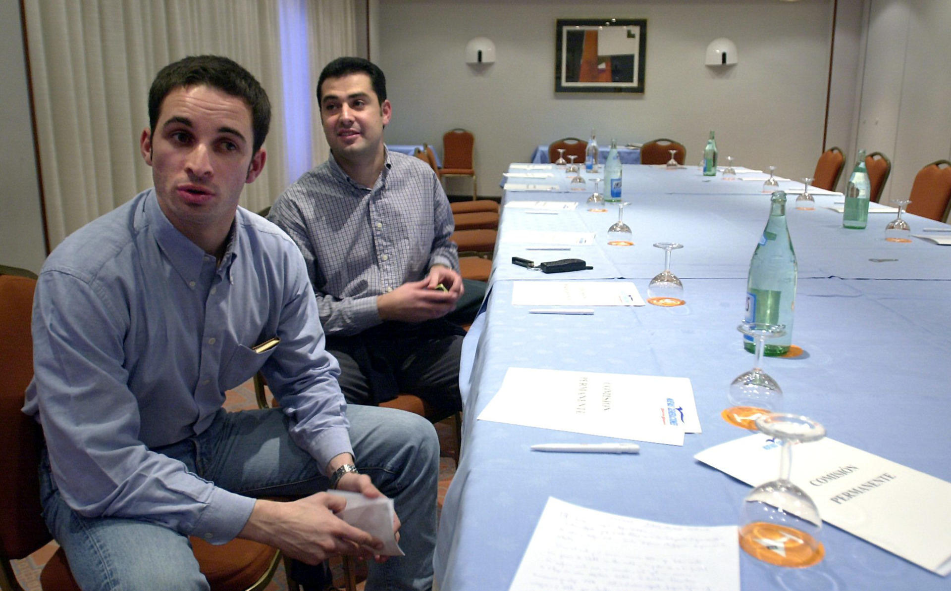 VIT.05 Vitoria-Gasteiz 02/dic/00.- El presidente nacional de Nuevas Generaciones del PP, Juan Manuel Moreno (d), y de esta organización en el País Vasco, Santiago Abascal (i), han presidido hoy en Vitoria la reunión que ha celebrado la comisión permanente de las juventudes del PP para preparar el homenaje a la Constitución que celebran mañana en la capital vasca. EFE/David Aguilar (da)