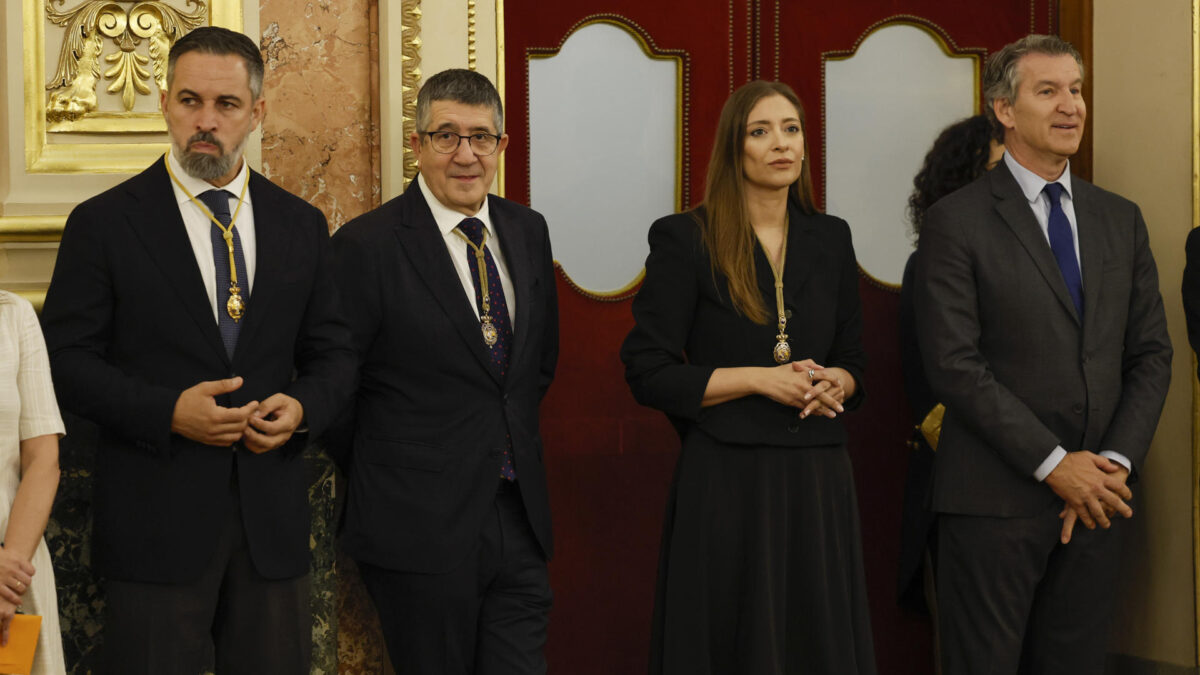 El líder del PP, Alberto Núñez Feijóo, la portavoz popular Ester Muñoz, el portavoz parlamentario del PSOE, Patxi López (2i), y el líder de VOX, Santiago Abascal, a su llegada al Congreso de los diputados donde el papa León XIV