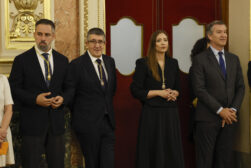 El líder del PP, Alberto Núñez Feijóo, la portavoz popular Ester Muñoz, el portavoz parlamentario del PSOE, Patxi López (2i), y el líder de VOX, Santiago Abascal, a su llegada al Congreso de los diputados donde el papa León XIV