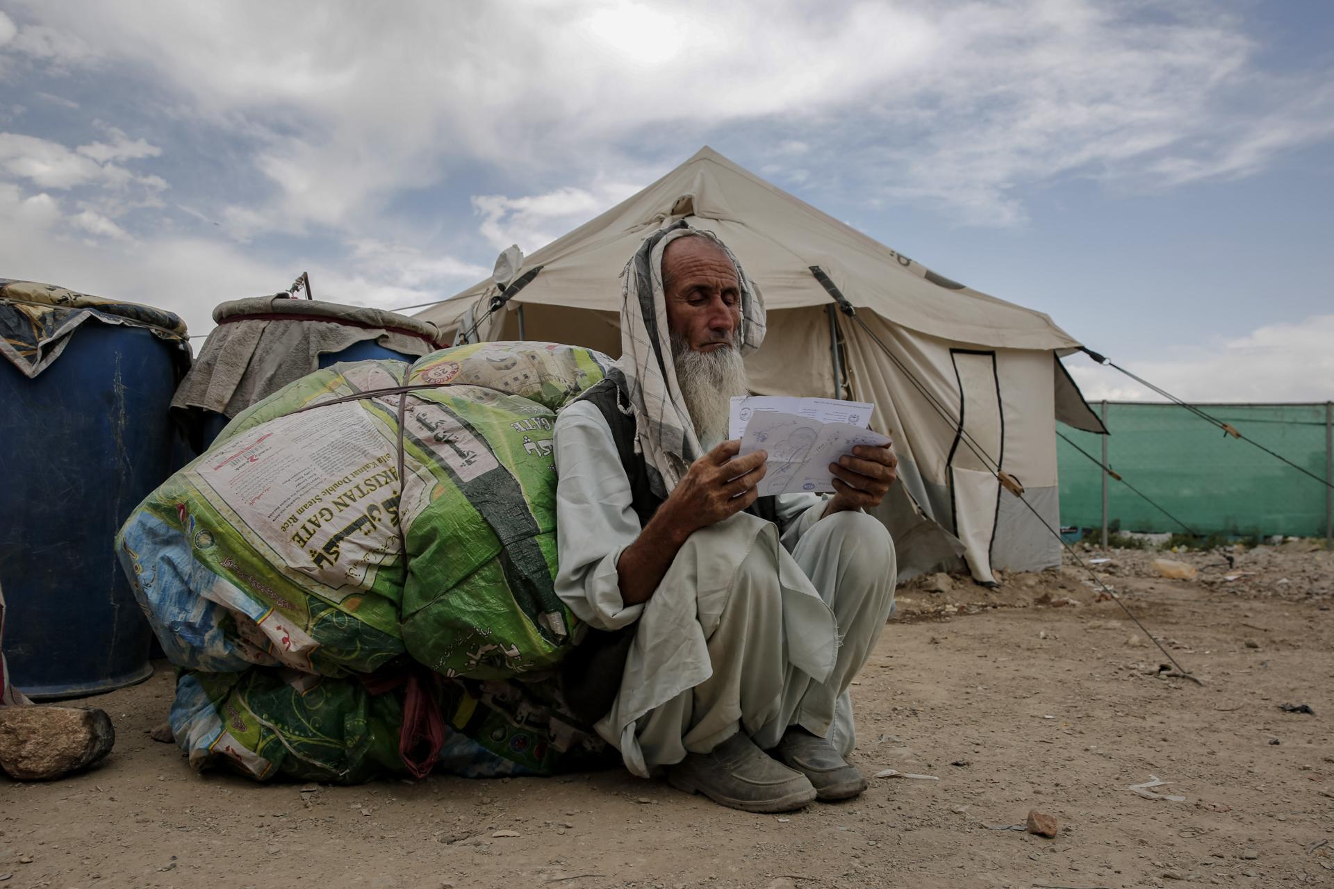 KABUL (Afghanistan), 19/06/2026.- (FILE) - A refugee sits with his belongings at a refugee camp before heading to their hometown in Kabul, Afghanistan, 30 June 2025 (reissued on 19 June). According to UNHCR, at the end of 2024, 42.7 million people were refugees worldwide. The United Nations World Refugee Day, held annually on 20 June, highlights the strength and resilience of people forced to flee their homes due to conflict, violence or persecution while advocating for their rights, safety and inclusion. (Afganistán) EFE/EPA/SAMIULLAH POPAL 89635