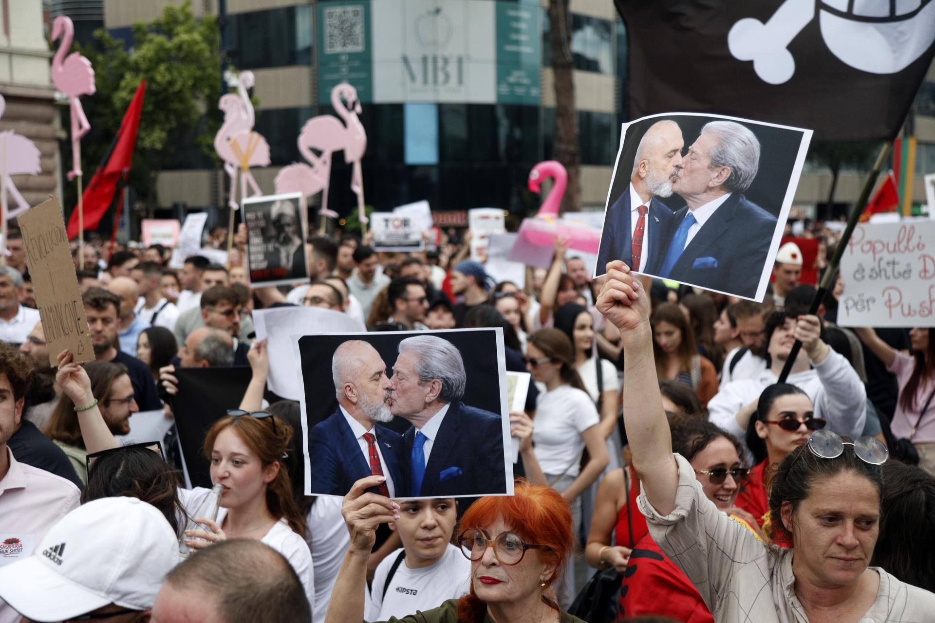 TIRANA (Albania), 03/06/2026.- Protesters march during a rally in Tirana, Albania, 03 June 2026, against a coastal resort project linked to Jared Kushner, son-in-law of US President Donald Trump. The project has faced public opposition over environmental concerns and land-ownership questions. (Protestas) EFE/EPA/MALTON DIBRA
