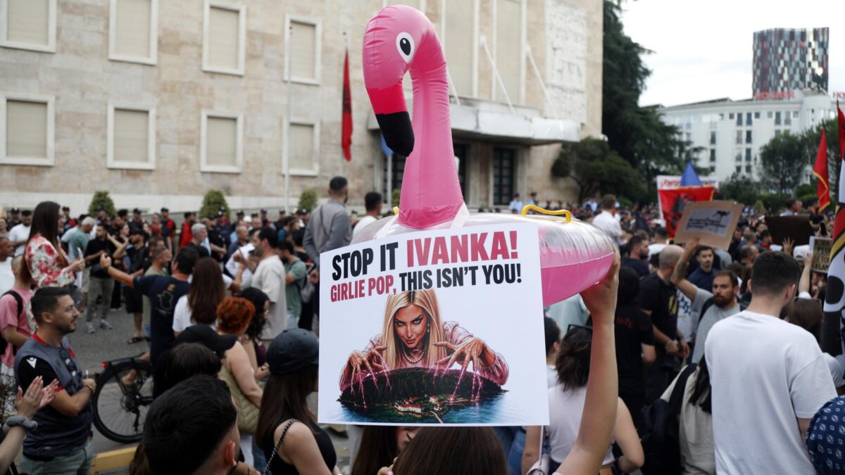 TIRANA (Albania), 03/06/2026.- Protesters march during a rally in Tirana, Albania, 03 June 2026, against a coastal resort project linked to Jared Kushner, son-in-law of US President Donald Trump. The project has faced public opposition over environmental concerns and land-ownership questions. (Protestas) EFE/EPA/MALTON DIBRA