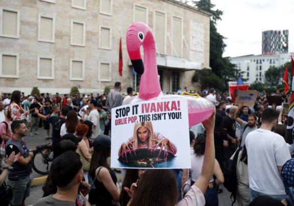 TIRANA (Albania), 03/06/2026.- Protesters march during a rally in Tirana, Albania, 03 June 2026, against a coastal resort project linked to Jared Kushner, son-in-law of US President Donald Trump. The project has faced public opposition over environmental concerns and land-ownership questions. (Protestas) EFE/EPA/MALTON DIBRA