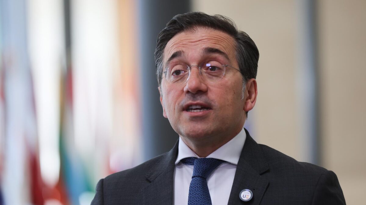 Luxembourg (Luxembourg), 15/06/2026.- Spanish Foreign Minister Jose Manuel Albares arrives ahead of the Foreign Affairs Council meeting in Luxembourg, 15 June 2026. EU foreign ministers will discuss Russia's war of aggression against Ukraine, the latest developments in the Middle East following the escalation between Israel and Iran, and other pressing international issues. They will also exchange views on Ukraine's European path following the opening of the first negotiating cluster in the country's EU accession process. (Luxemburgo, Rusia, Ucrania, Luxemburgo) EFE/EPA/Olivier Hoslet