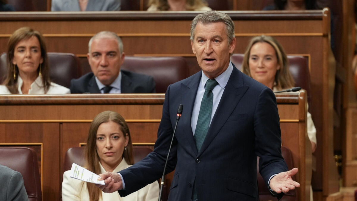 El líder del PP, Alberto Núñez Feijóo, durante su intervención este miércoles en la sesión de control al Gobierno