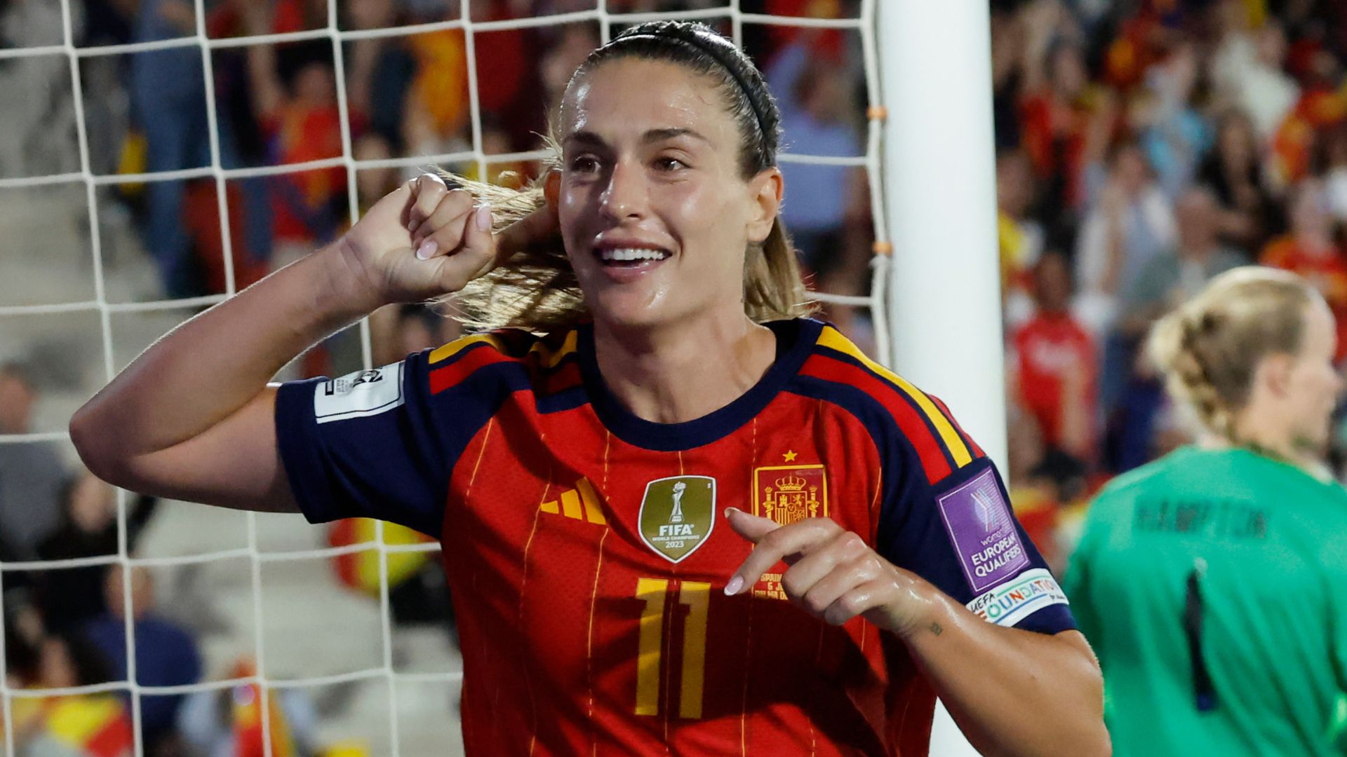 Alexia Putellas (i) celebra tras anotar el 3-0 durante el partido de la fase de clasificación para el Mundial femenino de Brasil 2027 que las selecciones de España e Inglaterra.