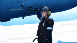 La marinero Andrea Gil, especialista en Maniobra y Navegación, durante el Despliegue Atlántico 26