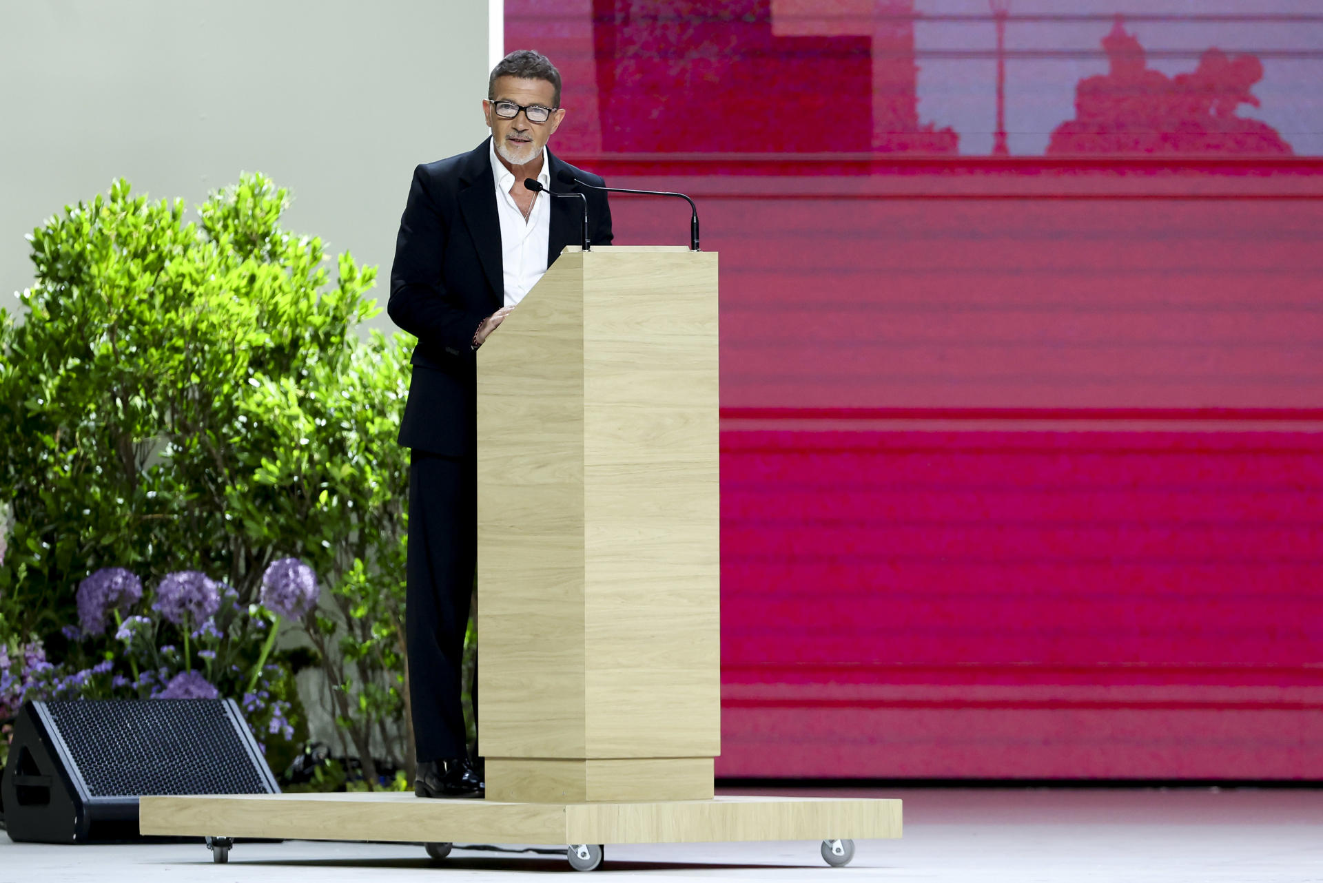 MADRID, 07/06/2026.- El actor Antonio Banderas interviene en el encuentro presidido por el papa León XIV y titulado 'Tejer redes con el mundo de la cultura, la educación, la empresa y el deporte, este domingo en el Movistar Arena de Madrid. EFE/ Kiko Huesca