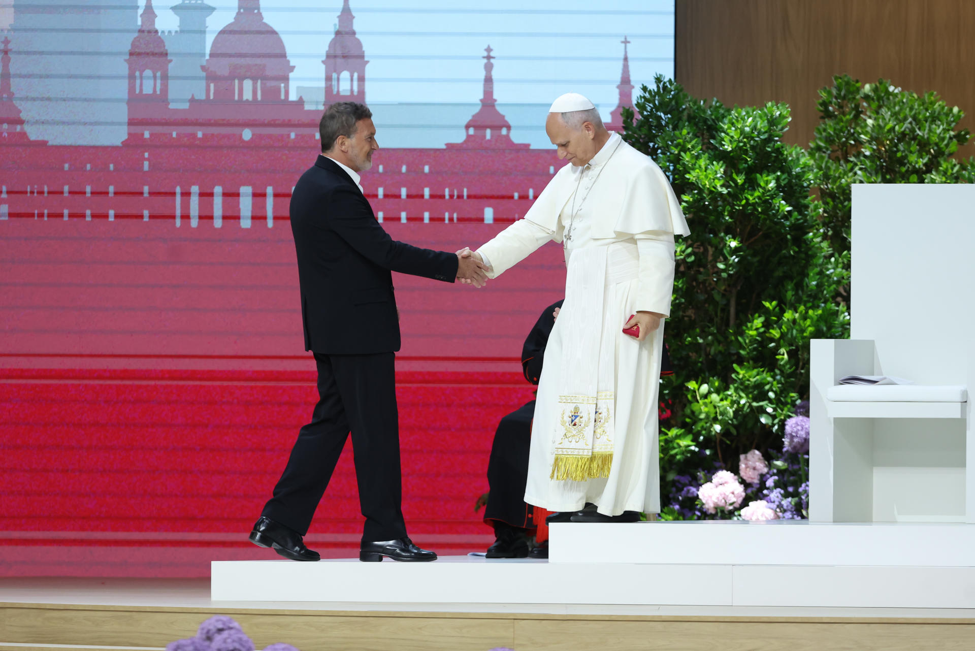 MADRID, 07/06/2026.- El papa León XIV (d) saluda al actor Antonio Banderas (i) durante el encuentro 'Tejer redes con el mundo de la cultura, la educación, la empresa y el deporte, este domingo en el Movistar Arena de Madrid. EFE/ Kiko Huesca