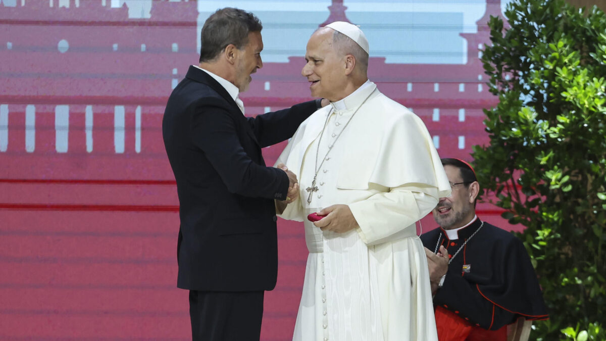 MADRID, 07/06/2026.- El papa León XIV (d) saluda al actor Antonio Banderas (i) durante el encuentro 'Tejer redes con el mundo de la cultura, la educación, la empresa y el deporte, este domingo en el Movistar Arena de Madrid. EFE/ Kiko Huesca