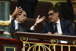 MADRID (ESPAÑA), 08/06/2026.- El ex presidente del Gobierno José María Aznar conversa con el presidente de la Generalitat, Salvador Illa, en el Congreso de los Diputados donde el papa León XIV pronuncia este lunes un esperado e histórico discurso en las Cortes durante su visita a España. EFE/J.J. Guillén POOL