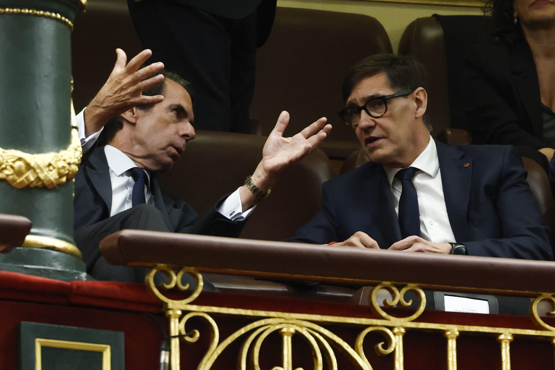 MADRID (ESPAÑA), 08/06/2026.- El ex presidente del Gobierno José María Aznar conversa con el presidente de la Generalitat, Salvador Illa, en el Congreso de los Diputados donde el papa León XIV pronuncia este lunes un esperado e histórico discurso en las Cortes durante su visita a España. EFE/J.J. Guillén POOL