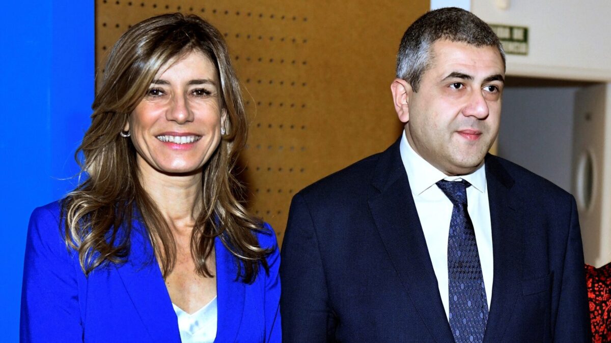 Begoña Gómez Fernández (i), la mujer del presidente del Gobierno, Pedro Sánchez, posa junto al secretario general de la Organización Mundial del Turismo (OMT), Zurab Pololikashvili en 2020.