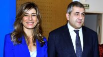 Begoña Gómez Fernández (i), la mujer del presidente del Gobierno, Pedro Sánchez, posa junto al secretario general de la Organización Mundial del Turismo (OMT), Zurab Pololikashvili en 2020.