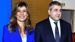 Begoña Gómez Fernández (i), la mujer del presidente del Gobierno, Pedro Sánchez, posa junto al secretario general de la Organización Mundial del Turismo (OMT), Zurab Pololikashvili en 2020.