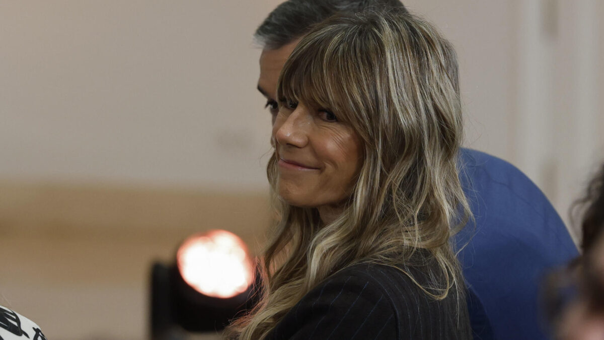 MADRID, 21/02/2026.- Begoña Gómez, mujer del presidente del Gobierno, a su llegada a un acto de homenaje al pueblo gitano para celebrar su aportación a la sociedad y cultura españolas, con motivo del 600 aniversario de la llegada del pueblo gitano a España, en el Palacio de la Moncloa, este sábado. EFE/ J.J. Guillen