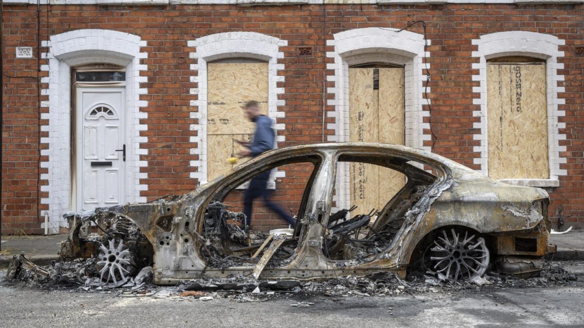 BELFAST (Ireland), 10/06/2026.- A burnt-out car is seen on McMaster Street following riots in Belfast, Northern Ireland, 10 June 2026. The Police Service of Northern Ireland (PSNI) said there was a night of unrest across Northern Ireland on 9 June, with incidents reported in several towns and cities including greater Belfast. The violence came after the attempted murder of a man in the Kinnaird Avenue area of north Belfast, who remains in hospital with serious injuries. Three people have been arrested so far in Belfast following the unrest. (Protestas, Disturbios, Irlanda) EFE/EPA/ANDREAS BECKER EDITORIAL USE ONLY