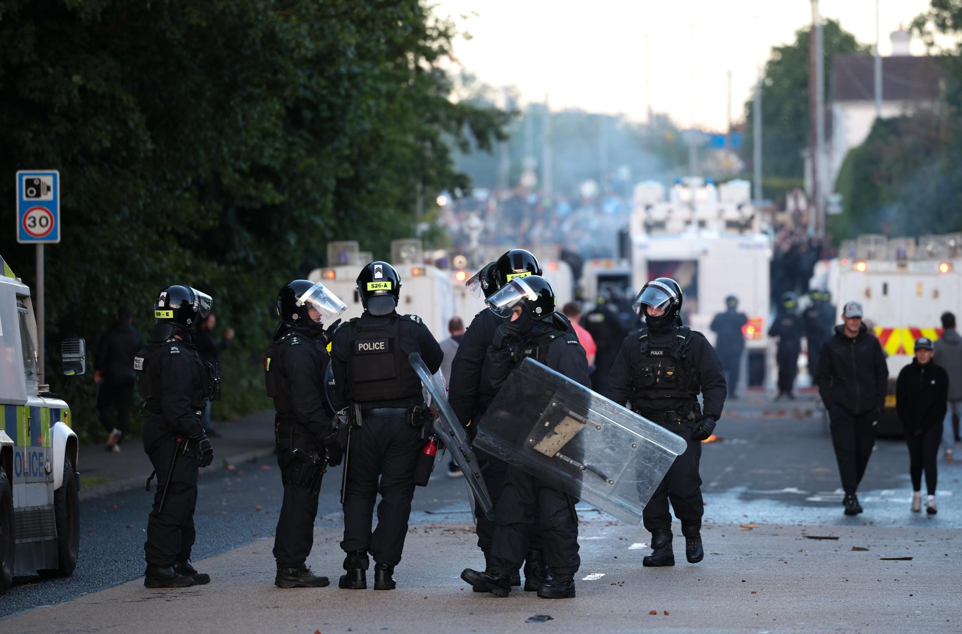 NEWTOWNABBEY (United Kingdom), 11/06/2026.- Police officers stand guard during disorder on Antrim Road in Newtownabbey, north Belfast, Northern Ireland, 10 June 2026. A 30-year-old Sudanese national has been charged with attempted murder following a knife attack in Belfast on 08 June. Homes and vehicles were set on fire during anti-immigration demonstrations following the attack. (Irlanda, Reino Unido) EFE/EPA/ADAM VAUGHAN
