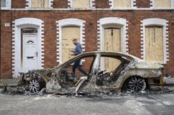 BELFAST (Ireland), 10/06/2026.- A burnt-out car is seen on McMaster Street following riots in Belfast, Northern Ireland, 10 June 2026. The Police Service of Northern Ireland (PSNI) said there was a night of unrest across Northern Ireland on 9 June, with incidents reported in several towns and cities including greater Belfast. The violence came after the attempted murder of a man in the Kinnaird Avenue area of north Belfast, who remains in hospital with serious injuries. Three people have been arrested so far in Belfast following the unrest. (Protestas, Disturbios, Irlanda) EFE/EPA/ANDREAS BECKER EDITORIAL USE ONLY