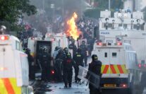 FOTODELDÍA NEWTOWNABBEY (Reino Unido), 11/06/2026.- Manifestantes provocan disturbios incendios en Antrim Road, en Newtownabbey, al norte de Belfast, Irlanda del Norte, este jueves. Un ciudadano sudanés de 30 años ha sido acusado de intento de asesinato tras un ataque con cuchillo en Belfast el 8 de junio. Se incendiaron viviendas y vehículos durante las manifestaciones antiinmigración posteriores al ataque. EFE/ Adam Vaughan