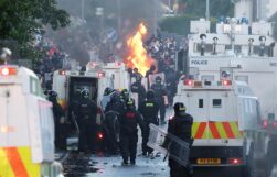 FOTODELDÍA NEWTOWNABBEY (Reino Unido), 11/06/2026.- Manifestantes provocan disturbios incendios en Antrim Road, en Newtownabbey, al norte de Belfast, Irlanda del Norte, este jueves. Un ciudadano sudanés de 30 años ha sido acusado de intento de asesinato tras un ataque con cuchillo en Belfast el 8 de junio. Se incendiaron viviendas y vehículos durante las manifestaciones antiinmigración posteriores al ataque. EFE/ Adam Vaughan