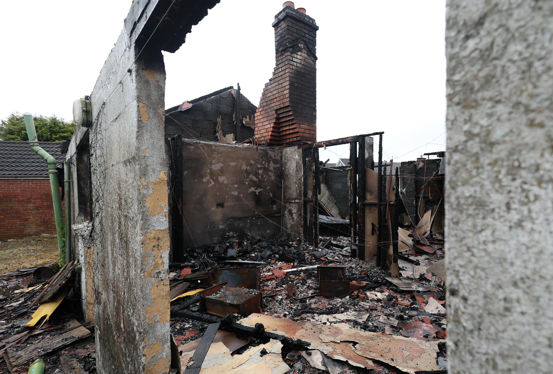 NEWTOWNABBEY (United Kingdom), 11/06/2026.- A burned-out house after a night of violent disorder on Antrim Road in Newtownabbey, Northern Ireland, 11 June 2026. Anti-immigration protesters set fires, damaged property, and attacked police during a second night of violence following a knife attack in Belfast. Thirty-year-old Sudanese national Hadi Alodid has been charged with attempted murder following a knife attack in Belfast, 08 June. (Irlanda, Reino Unido) EFE/EPA/ADAM VAUGHAN