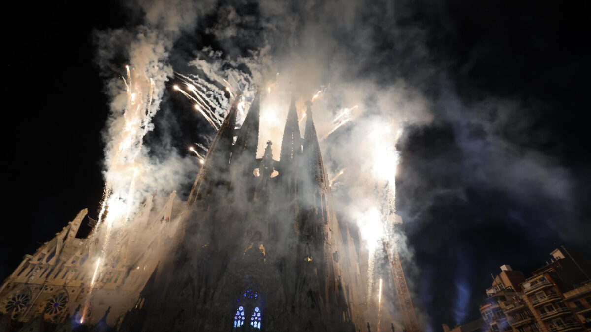 BARCELONA, 10/06/2026.- El papa León XIV asiste a un gran espectáculo de luz en homenaje a Antonio Gaudí, tras bendecir la Torre de Jesús al finalizar la misa celebrada en la Sagrada Familia, este miércoles en Barcelona dentro de la visita oficial del Papa a España. EFE/Alberto Estévez