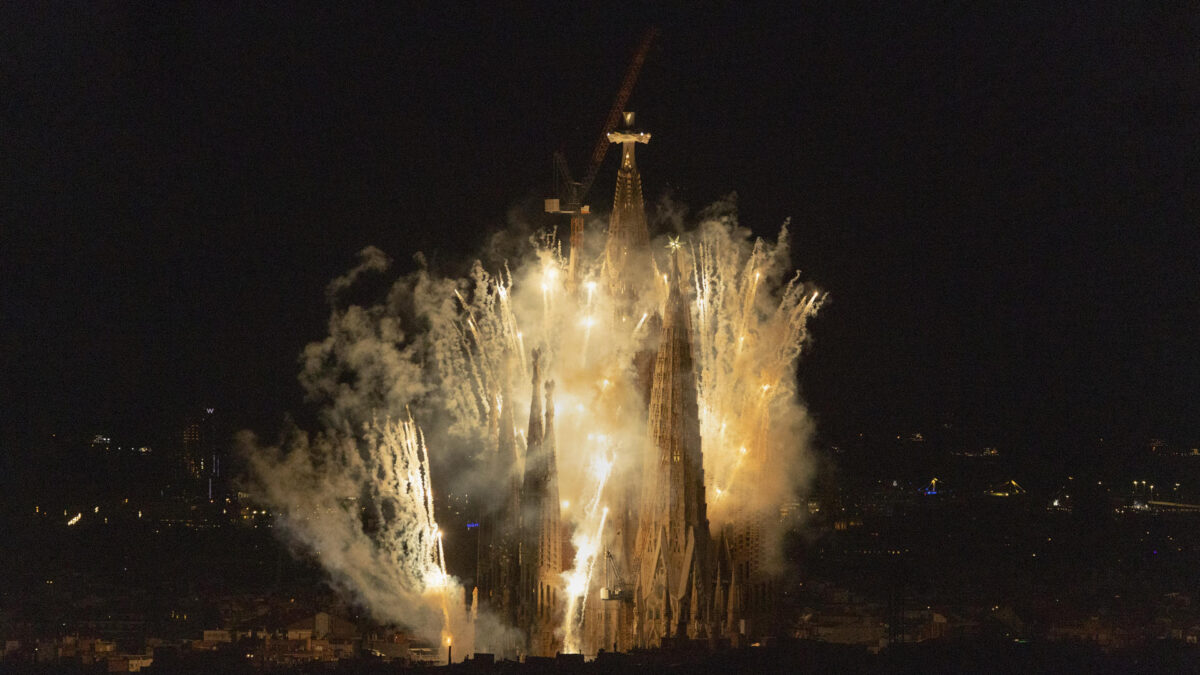 BARCELONA, 10/06/2026.- Un gran espectáculo de luz en homenaje a Antonio Gaudí ilumina la Sagrada Familia tras la misa y la bendición de la Torre de Jesús celebrada por el papa León XIV, este miércoles en Barcelona dentro de la visita oficial del Papa a España. EFE/Marta Pérez