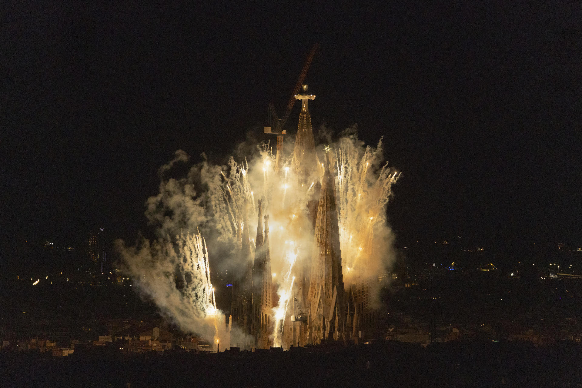 BARCELONA, 10/06/2026.- Un gran espectáculo de luz en homenaje a Antonio Gaudí ilumina la Sagrada Familia tras la misa y la bendición de la Torre de Jesús celebrada por el papa León XIV, este miércoles en Barcelona dentro de la visita oficial del Papa a España. EFE/Marta Pérez